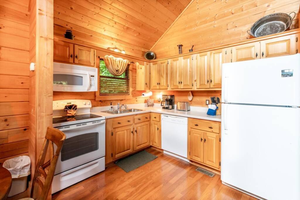 Nice View Fireplace, Hot Tub, Porch Bed, Private Sevierville Bagian luar foto