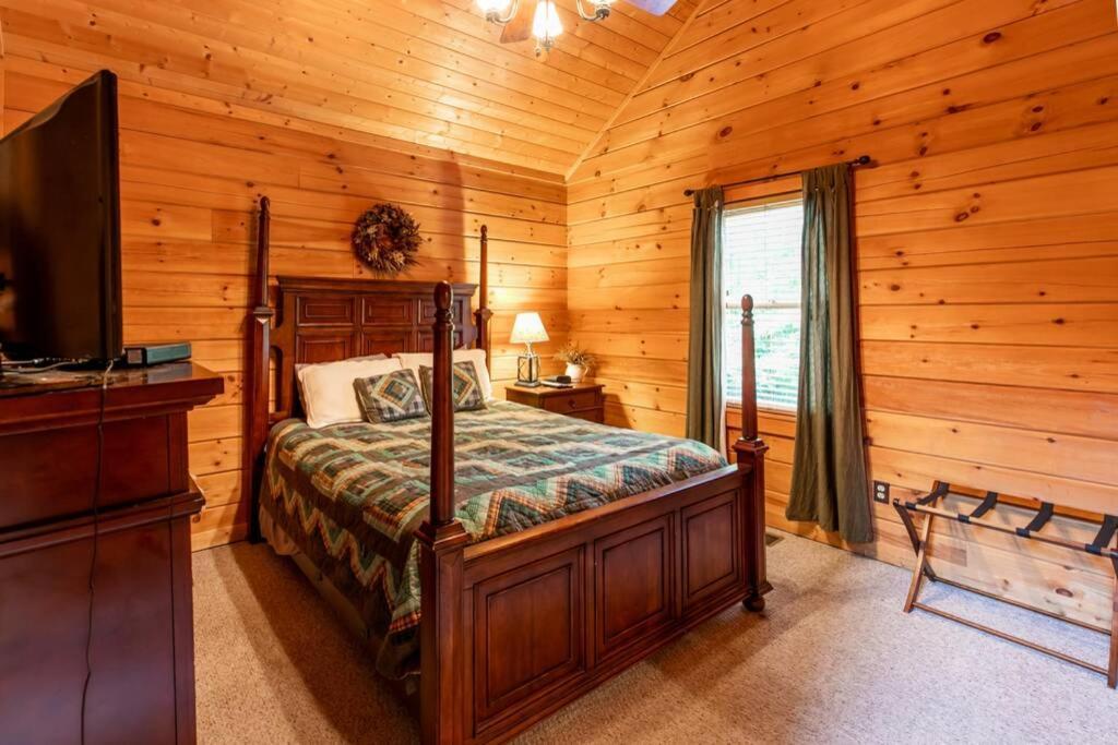 Nice View Fireplace, Hot Tub, Porch Bed, Private Sevierville Bagian luar foto