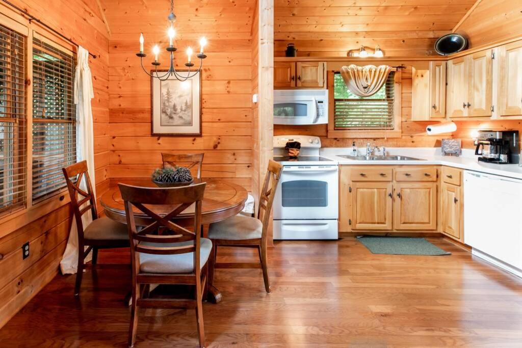 Nice View Fireplace, Hot Tub, Porch Bed, Private Sevierville Bagian luar foto