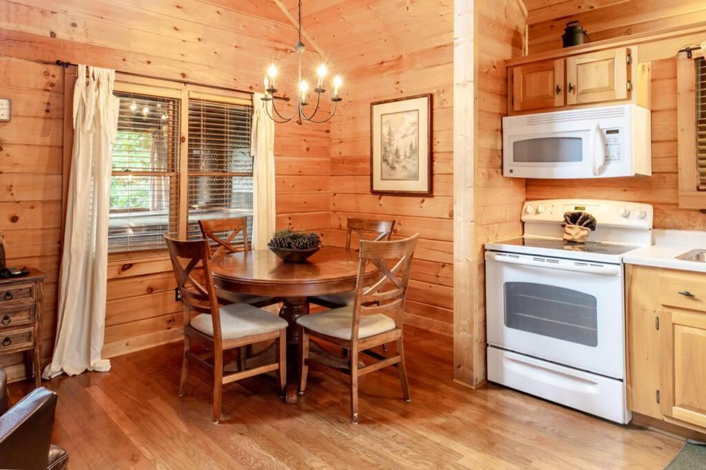 Nice View Fireplace, Hot Tub, Porch Bed, Private Sevierville Bagian luar foto