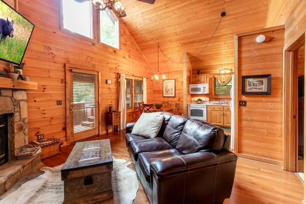 Nice View Fireplace, Hot Tub, Porch Bed, Private Sevierville Bagian luar foto