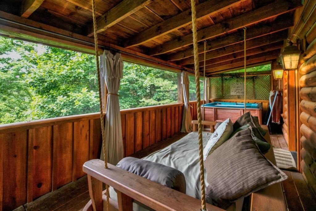 Nice View Fireplace, Hot Tub, Porch Bed, Private Sevierville Bagian luar foto
