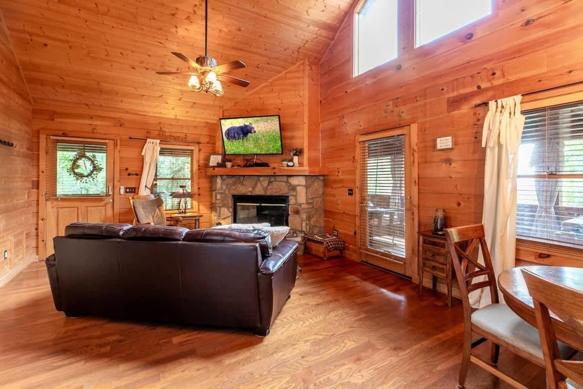Nice View Fireplace, Hot Tub, Porch Bed, Private Sevierville Bagian luar foto