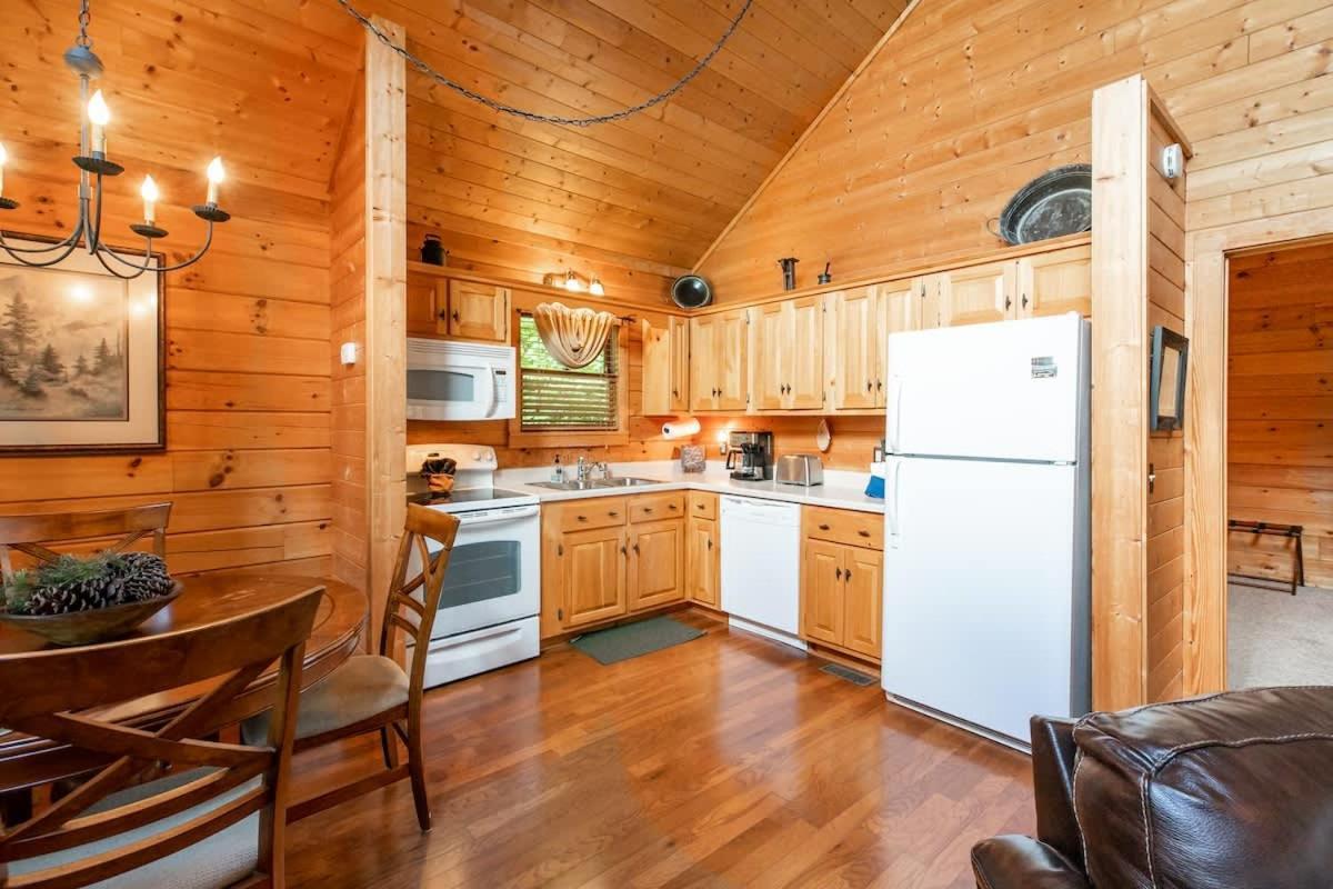Nice View Fireplace, Hot Tub, Porch Bed, Private Sevierville Bagian luar foto
