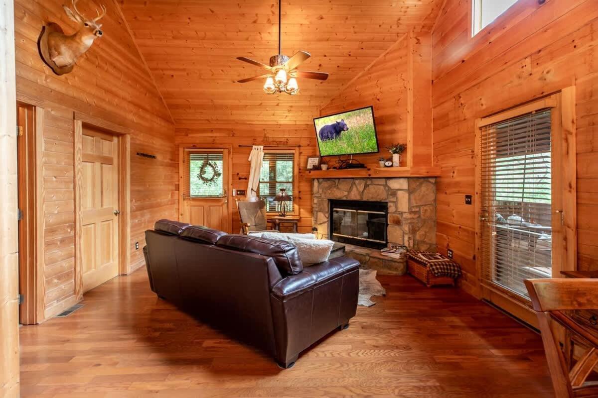 Nice View Fireplace, Hot Tub, Porch Bed, Private Sevierville Bagian luar foto