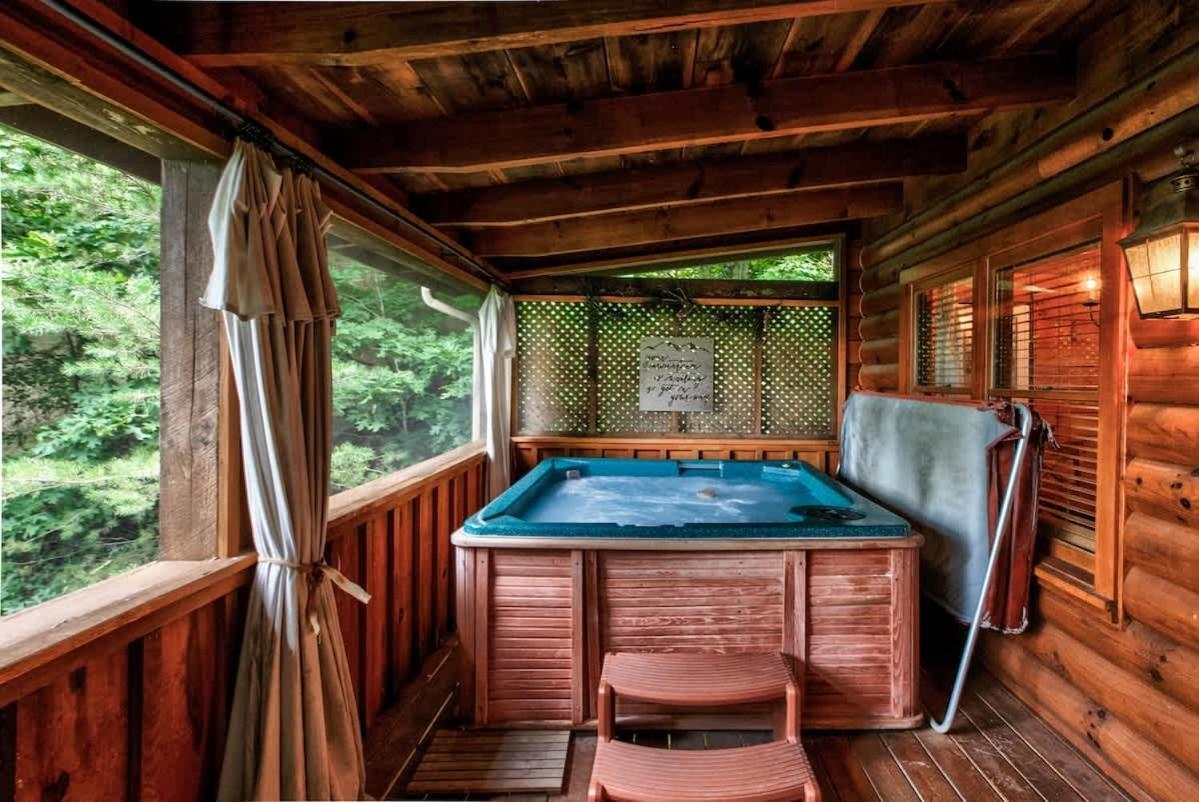Nice View Fireplace, Hot Tub, Porch Bed, Private Sevierville Bagian luar foto