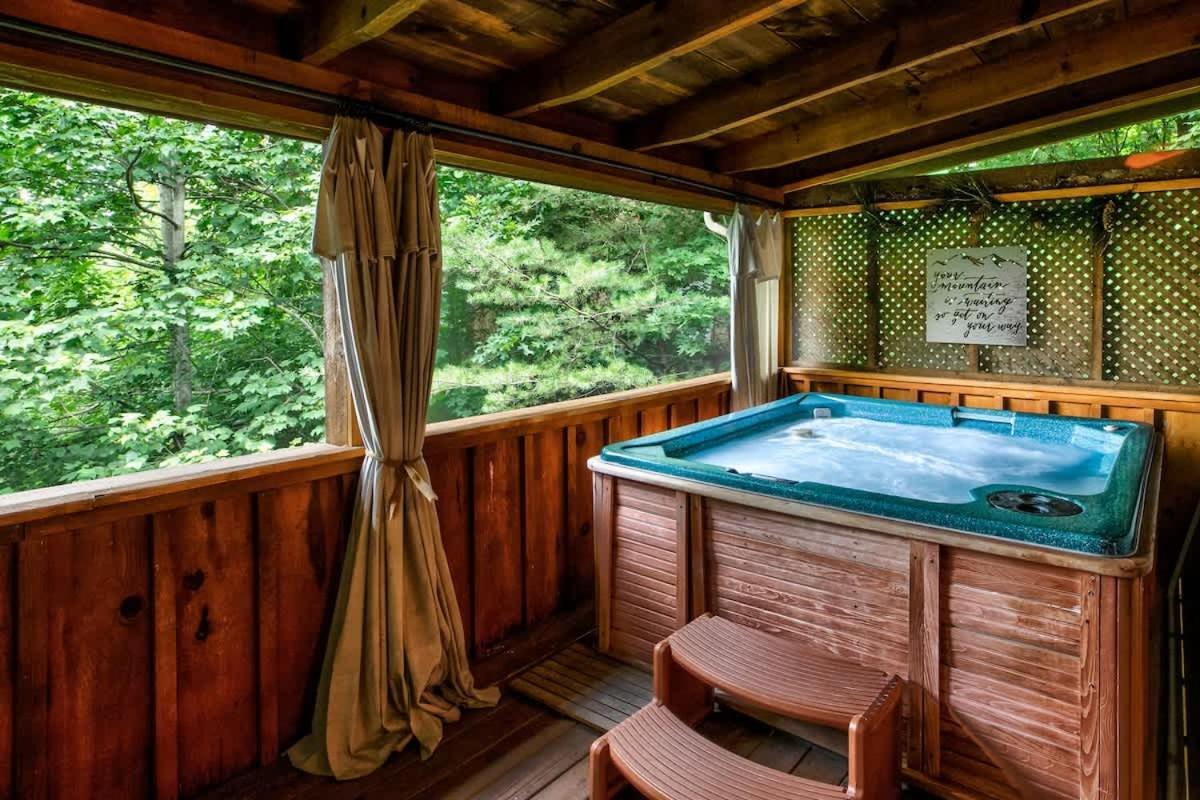 Nice View Fireplace, Hot Tub, Porch Bed, Private Sevierville Bagian luar foto